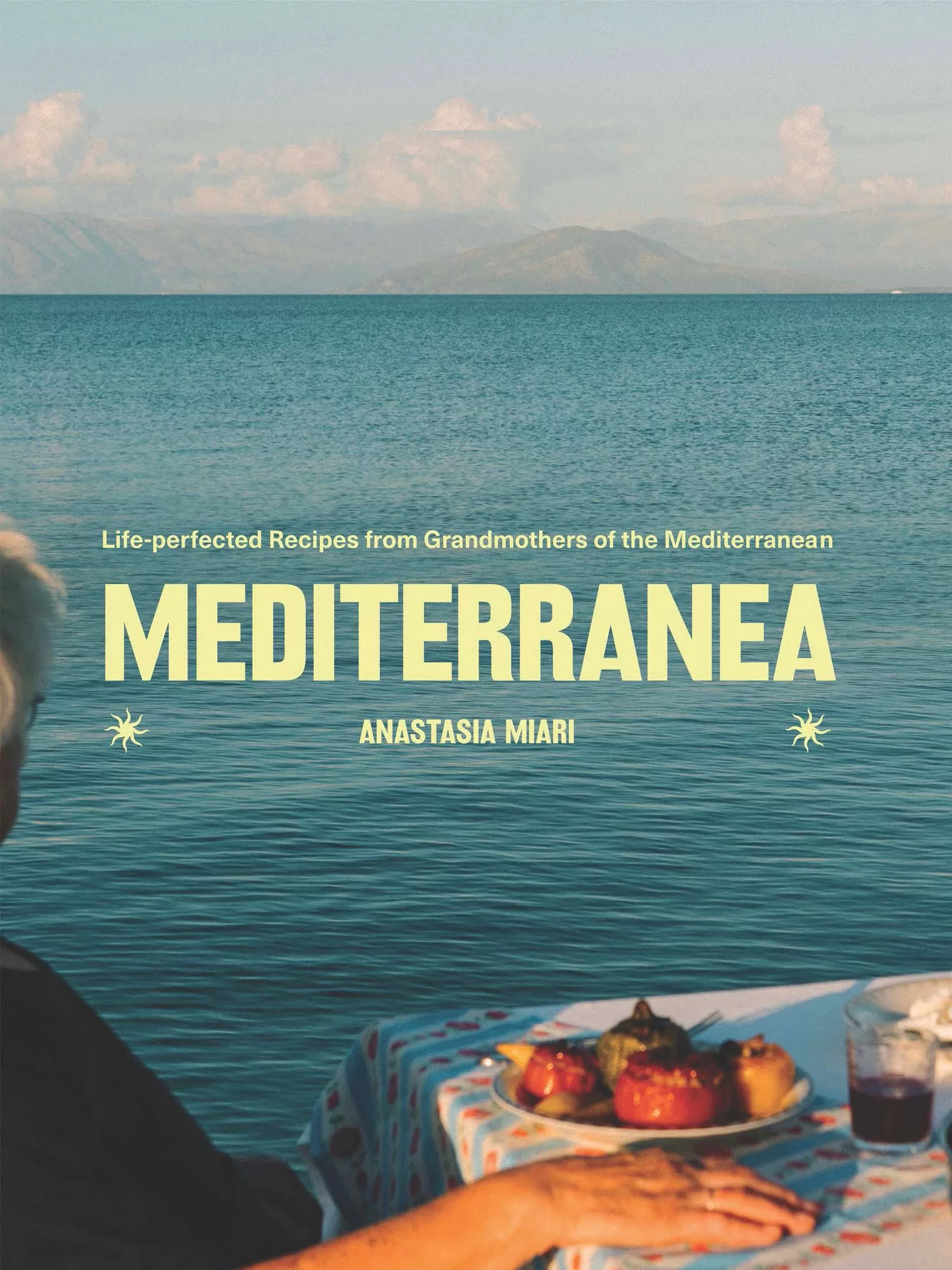 يمكن أن تحتوي الصورة على طاولة طعام أثاث طاولة كوب وجه رأس شخص تصوير صورة إعلان وطعام