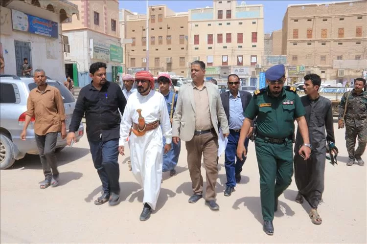 السلطة المحلية ونيابة شبام الإبتدائية تغلق 18 منشأة صحية وصيدلية مخالفة للتراخيص والأسعار بالمديرية