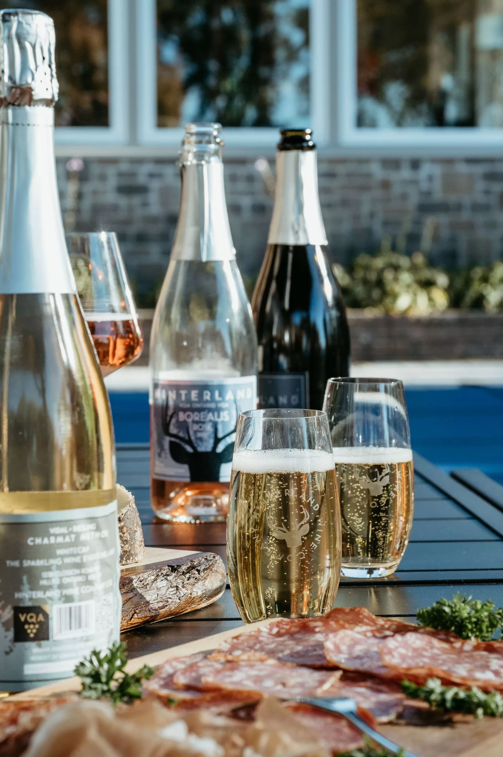 صورة قد تحتوي على مشروبات كحولية وكأس وبيرة وطعام وطبيعة