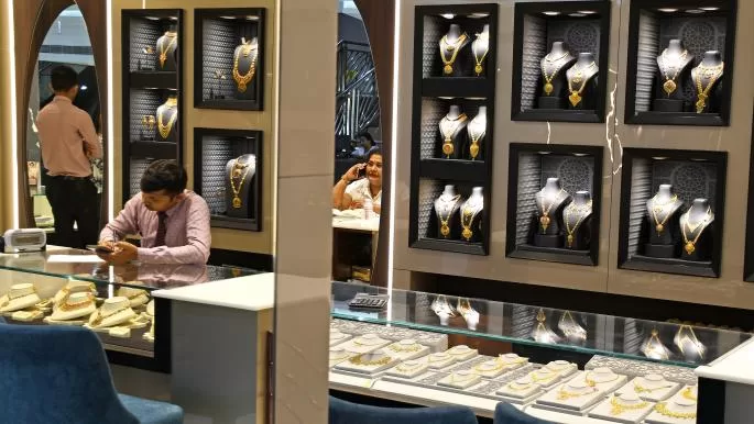 الأسواق اليوم | الذهب فوق 3500 دولار وصعود النفط