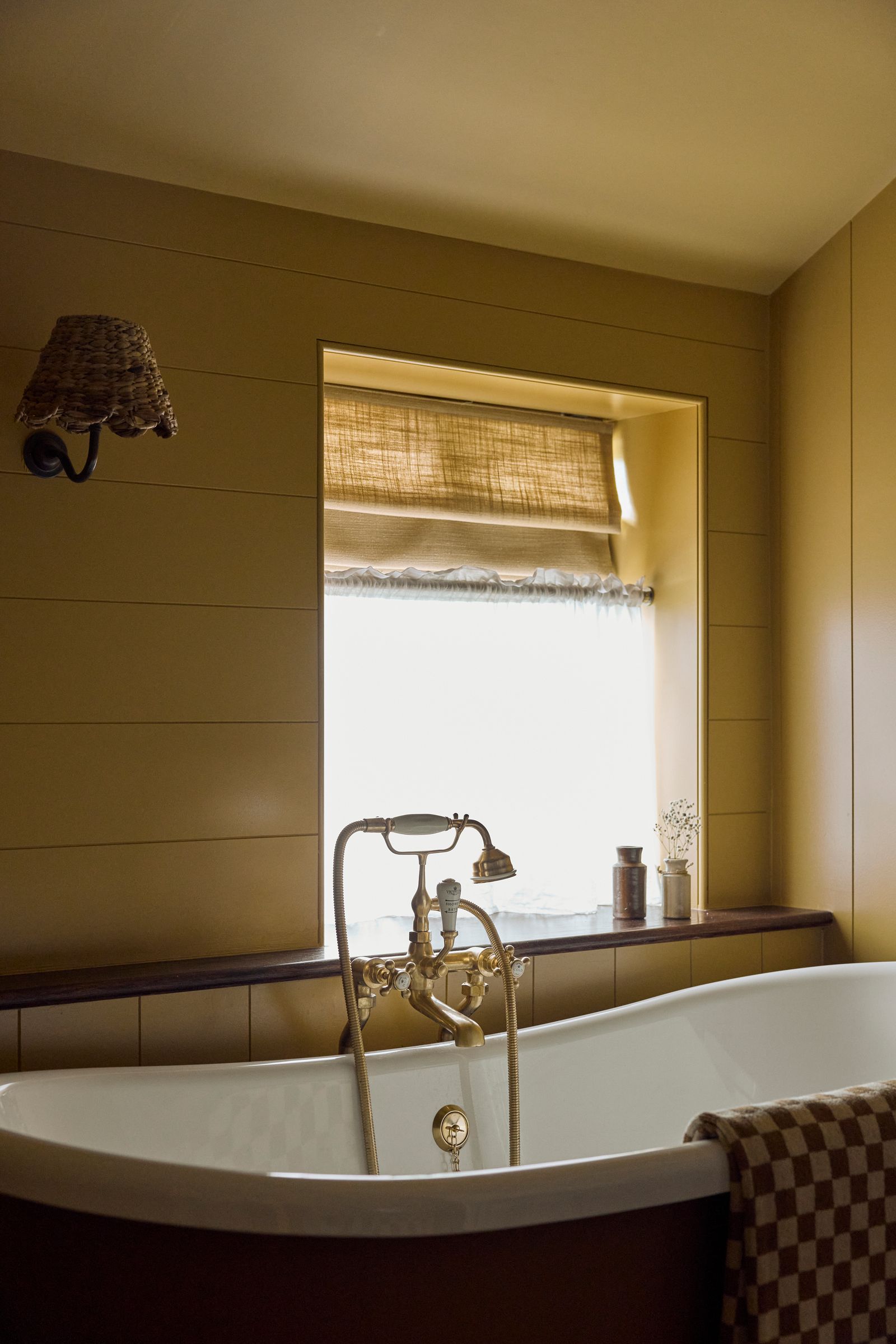 الصورة قد تحتوي على حوض استحمام، شخص، حمام داخلي، تصميم داخلي، مصباح، حوض، صنبور حوض، ونبات