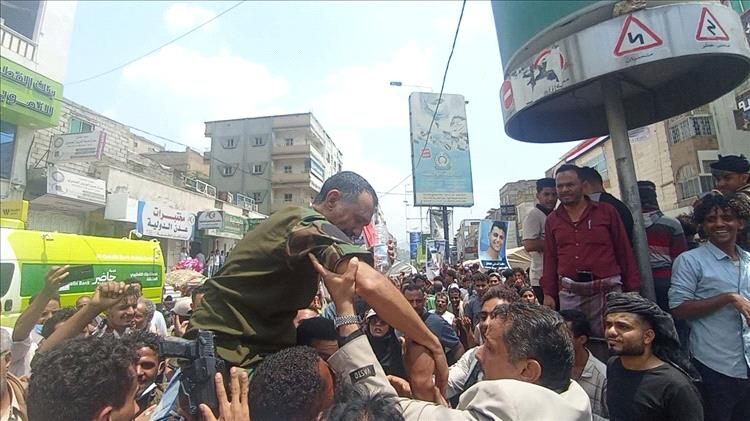احتفالات شعبية في تعز عقب مقتل المطلوب محمد صادق