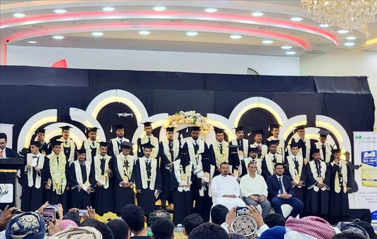 حفل تخرج طلاب كلية الهندسة المعمارية بجامعة حضرموت.. وشبوة حاضرة بطلابها بخمسة من أصل 28 طالبًا