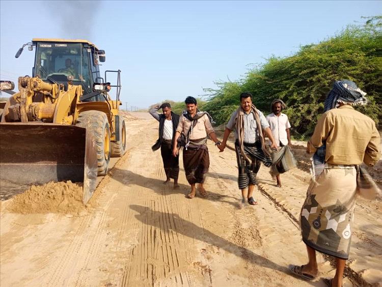 بتوجيهات المحافظ ابن الوزير وإشراف محلي.. صندوق صيانة الطرق يبدأ إصلاح جسر جلعة المتضرر على الخط الساحلي الدولي