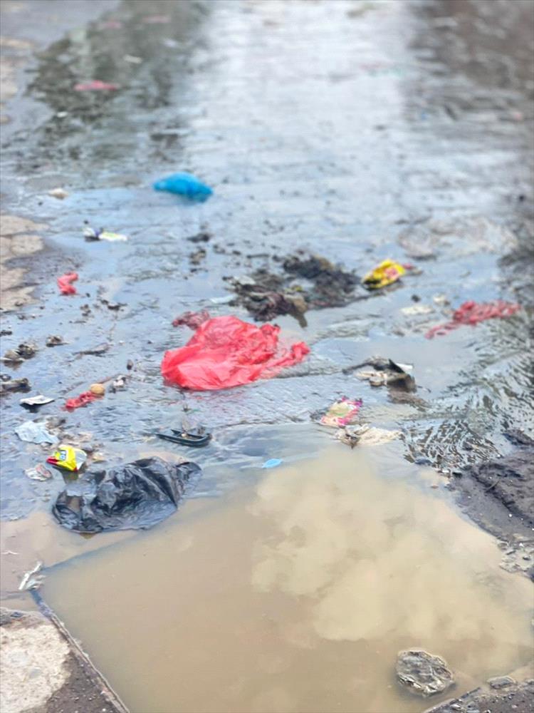 طفح المجاري ومناهل مكشوفة تهدد حياة طلاب المدارس في التواهي