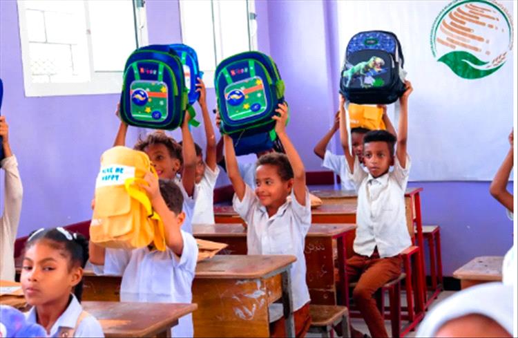 مركز الملك سلمان يدشن توزيع الحقائب المدرسية ومستلزمات الطلاب في سيئون