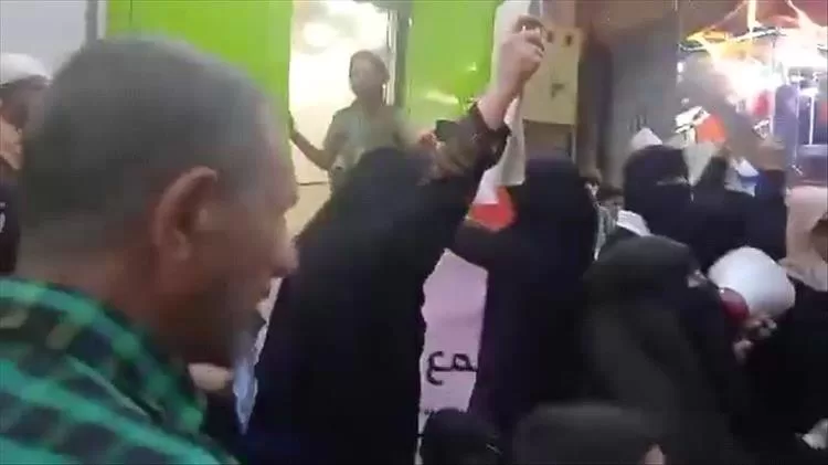 غضب شعبي في عدن.. إغلاق فرع بنك القطيبي بكريتر بعد مظاهرات نسوية ضد التلاعب بالصرف