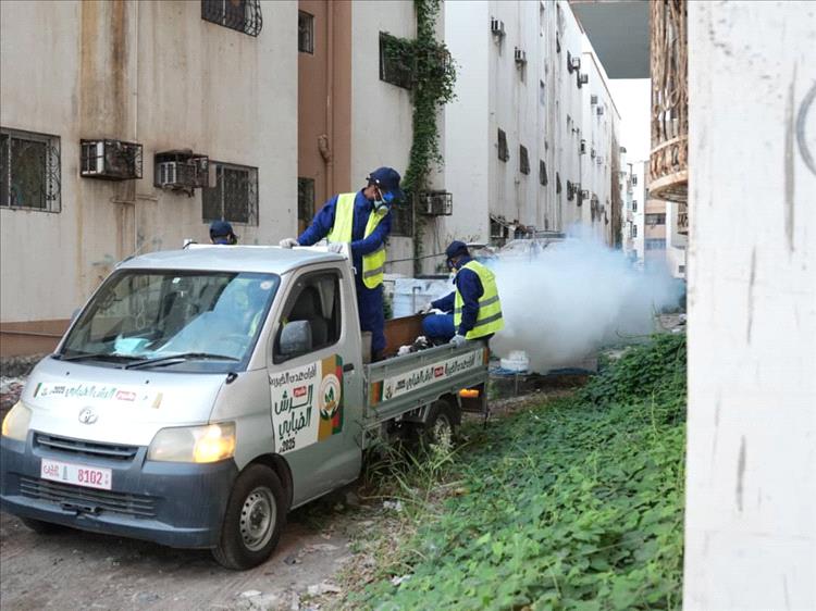مجموعة القطيبي وهيئة الخليج وعدن يواصلان حملة الرش الضبابي والرذاذي في مديرية البريقة بعدن