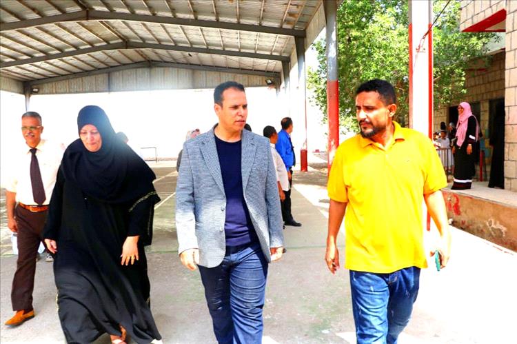 الوكيل الشوذبي يتفقدان طلاب ذوي الاحتياجات الخاصة في كريتر والمعلا