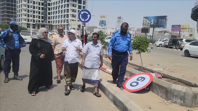 تدشين تركيب لوحات إرشادية مرورية في الشوارع الرئيسية بمديرية المنصورة