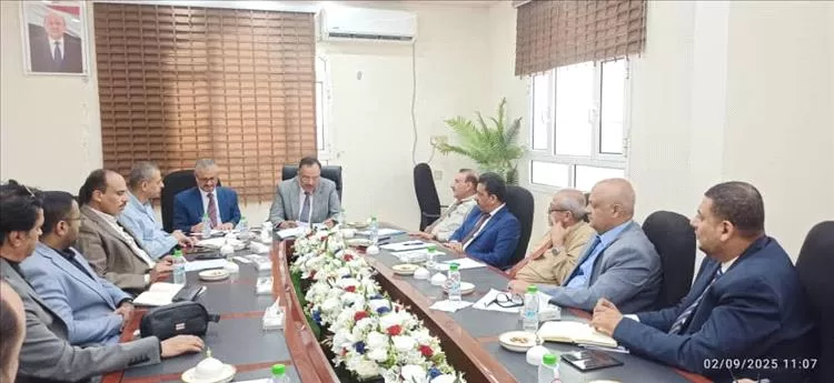 الفريق الفني للجنة الإيرادات يزور مصلحة الجمارك