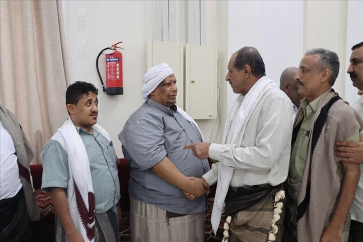 قيادات سياسية وعسكرية وأمنية ومدنية تقدّم واجب العزاء لأسرة الفقيد المناضل اديب العيسي