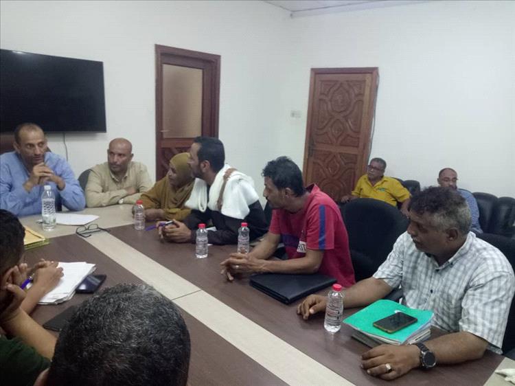 اجتماع موسع لمؤسسة المياه بعدن مع قيادات محلية بالتواهي لبحث مشاريع التأهيل