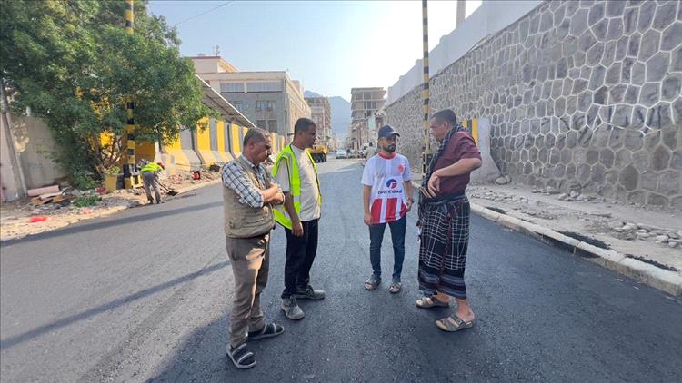 مدير صيرة يطلع على أعمال سفلتة خط البنك المركزي بعدن