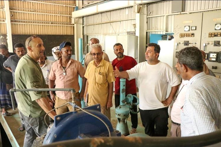 مدير مياه عدن واللجان المجتمعية بخورمكسر ينفذون زيارة ميدانية لمشاريع المياه والصرف الصحي بالمديرية