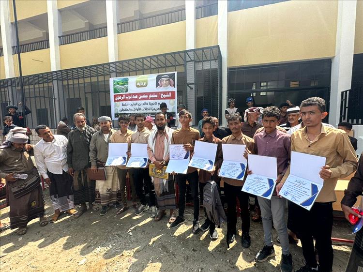 تكريم الطلاب المتفوقين في ثانوية خالد بن الوليد بيافع رصُد بمحافظة أبين