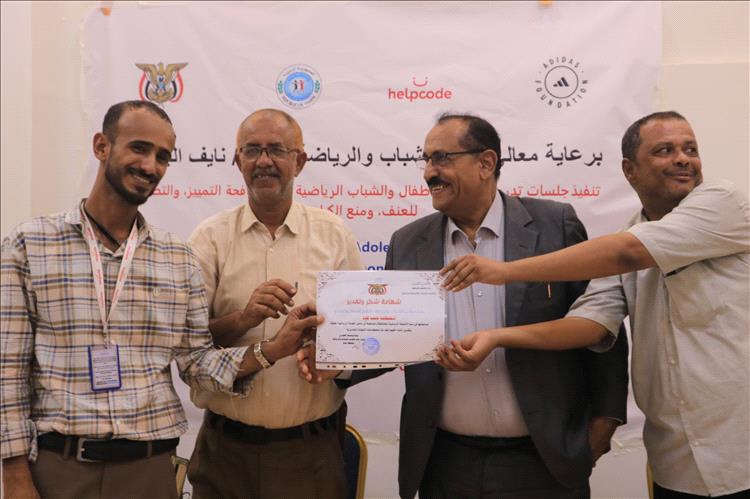 نائب محافظ لحج ومدير مكتب الشباب يكرمان منظمة