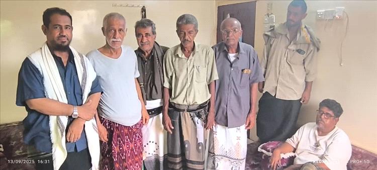 مدير عام خنفر يزور مدير مكتب التربية بالمديرية للاطمئنان على صحته بعد عودته من رحلة علاجية في مصر