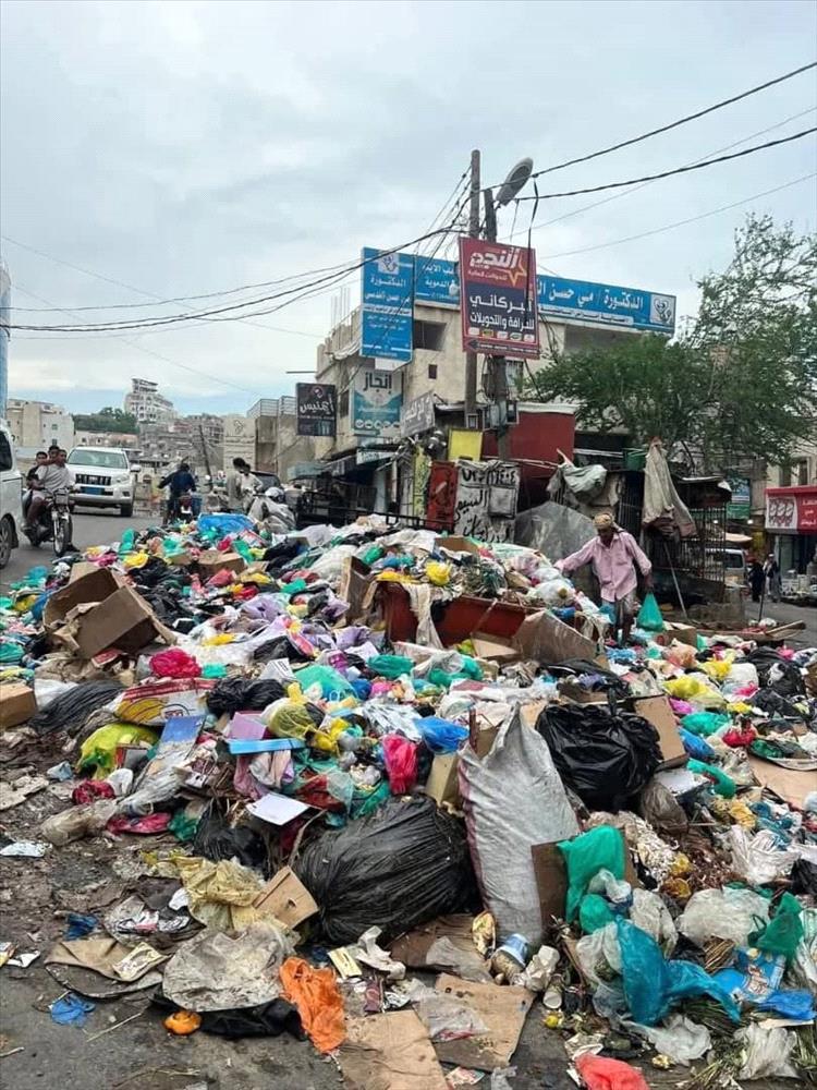 تعز تغرق بالقمامة.. عمال النظافة يضربون احتجاجًا على إراقة دم مديرتهم