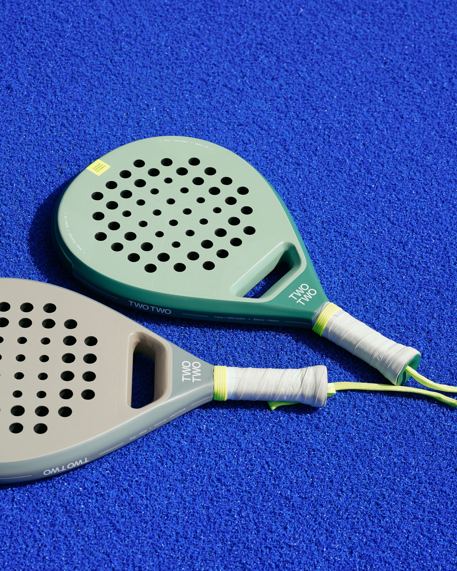 اثنان من مضارب البادل على سطح أزرق كُوبالت textured