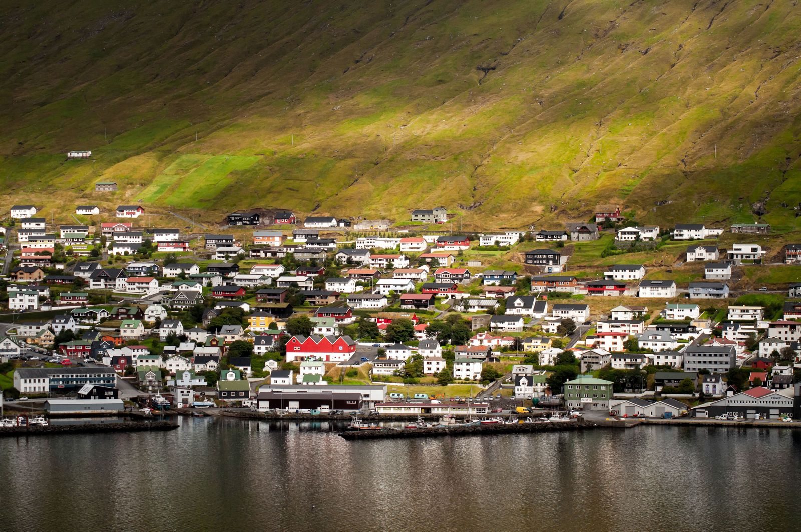 قرية فوغلافيوردور، جزيرة إيستورو، جزر فارو.