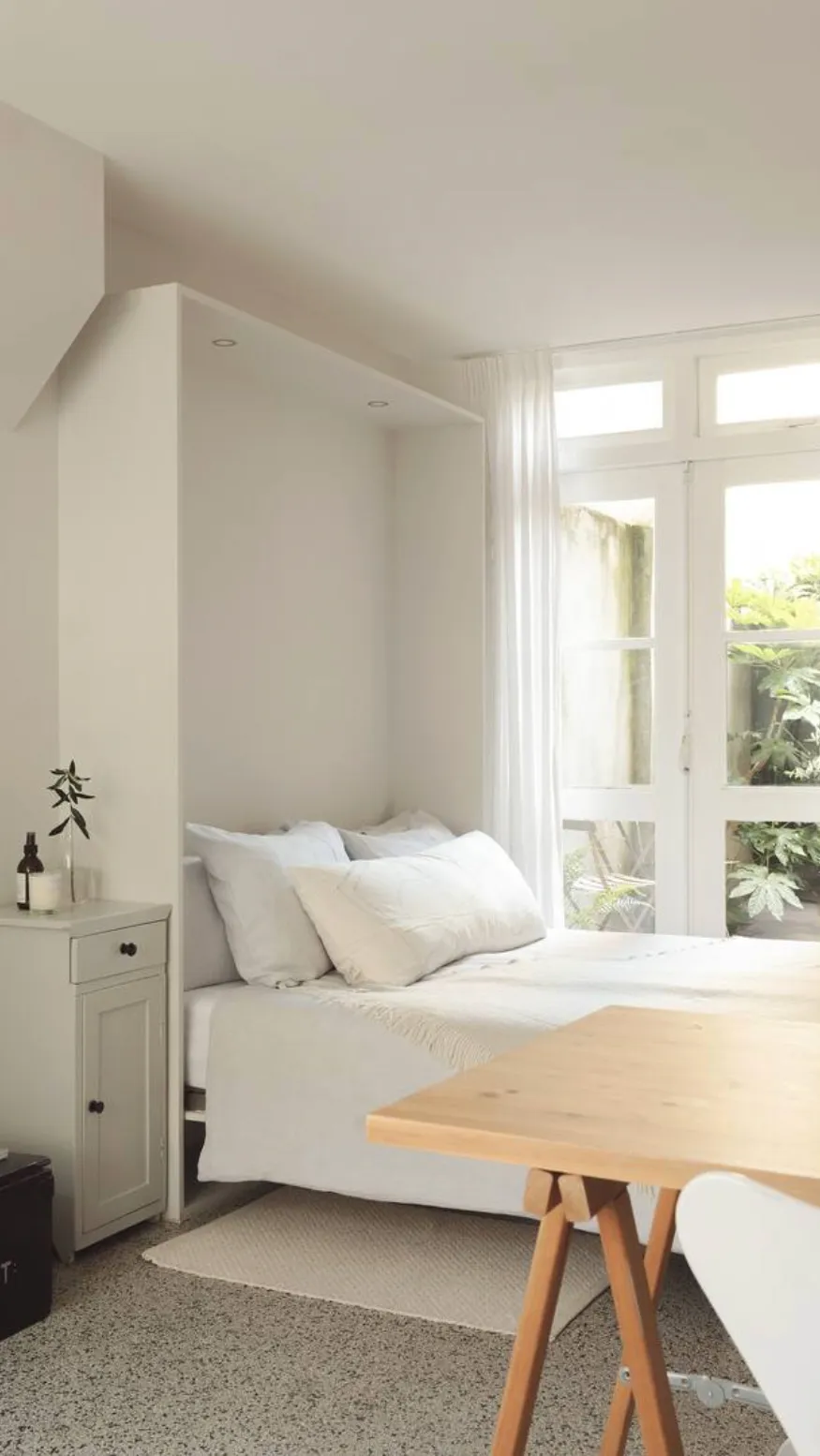 غرفة النوم المطلة على فناء أخضر وفير في Airbn في أمستردام