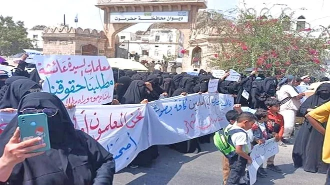 تصاعد أزمة المعلمين في حضرموت بعد تهديدهم بالفصل والاستبدال، والنقابة