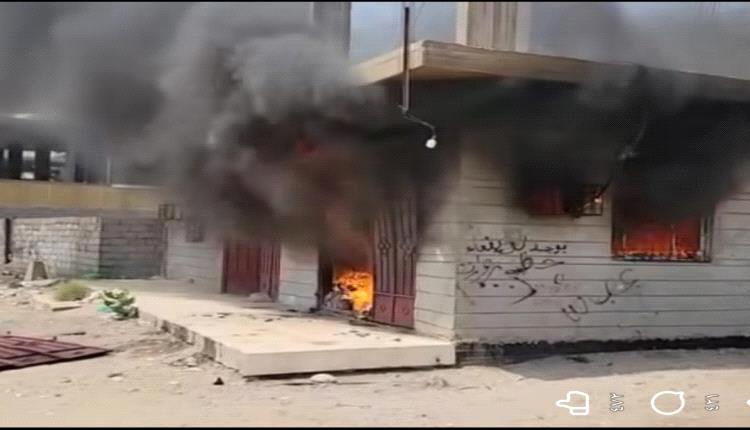 حريق يلتهم منزل صحفي في عدن (صورة)