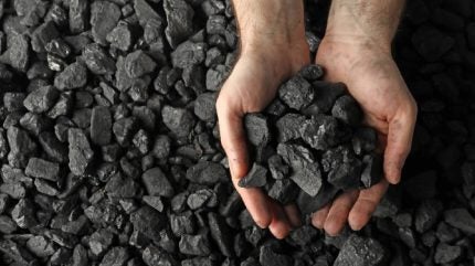 عامل منجم هندي فيدانتا يعتمد على الفحم كمصدر رئيسي للطاقة