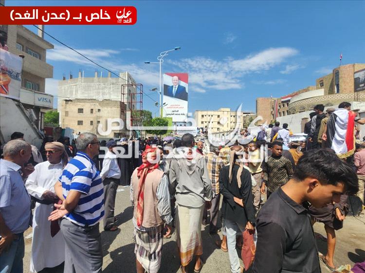 عاجل.. الآلاف يتظاهرون أمام مبنى محافظة تعز للمطالبة بسرعة القبض على قتلة افتهان المشهري