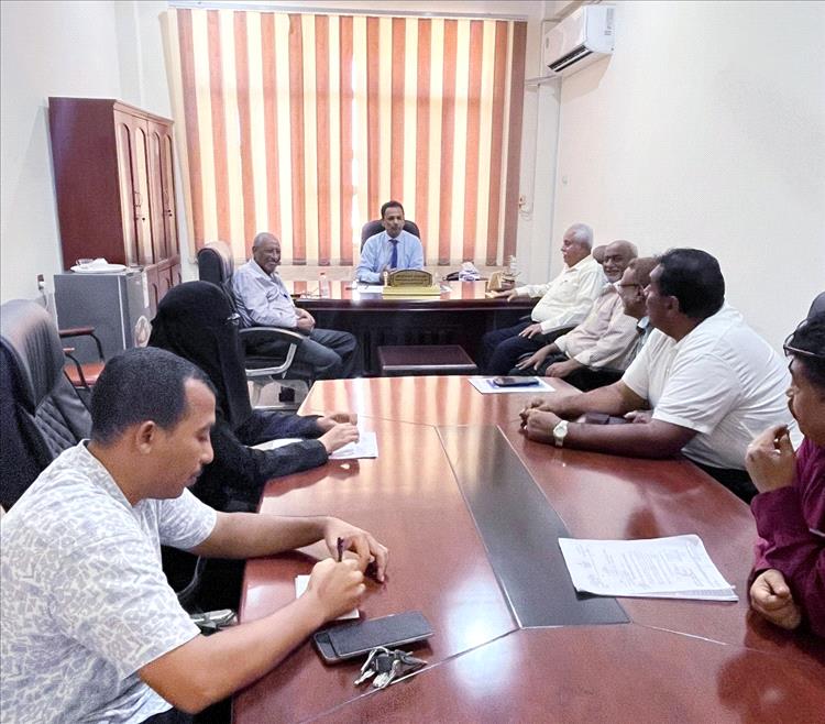 الوكيل لحمر يرأس اجتماعا موسعا لمدراء قطاع الخدمات والانتاج السمكي