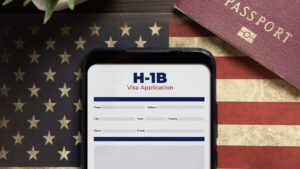 100 ألف دولار للحصول على تأشيرة عمل H-1B… تصعيد ضد المهاجرين يهدد مستقبل المهارات الأجنبية في الولايات المتحدة – شاشوف