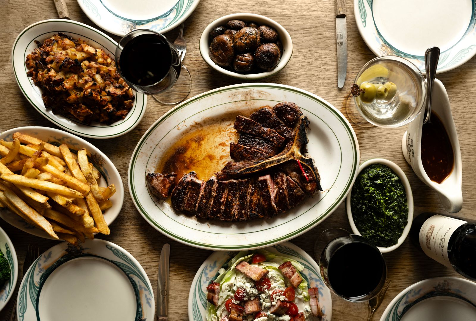 قد تحتوي الصورة على برنش طعام عرض طعام طبق كوب سكين سلاح لحم