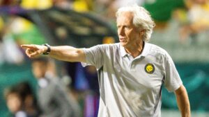 “أعبر عن أمنيتي بأن يدرب العميد لنحظى بشيء من الحظ” .. رد قاطع من وليد الفراج على السؤال المحرج حول عقوبة جيسوس للاتحاد.