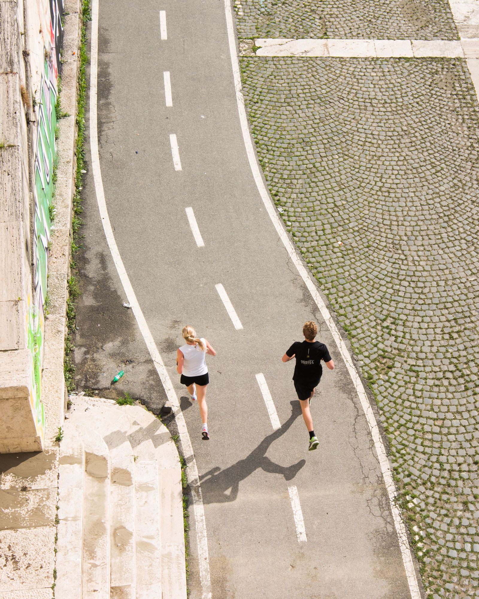 منظر جوي لزوجين يجريان في وسط مدينة روما