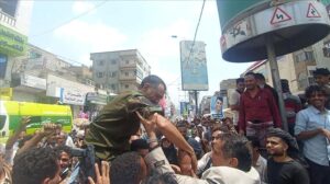 اخبار المناطق – احتفالات جماهيرية في تعز بعد مقتل المتهم محمد صادق