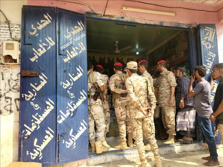 الشرطة العسكرية بأبين تنفذ حملة لضبط محلات بيع المهام العسكرية ومنع بيع السلاح في زنجبار