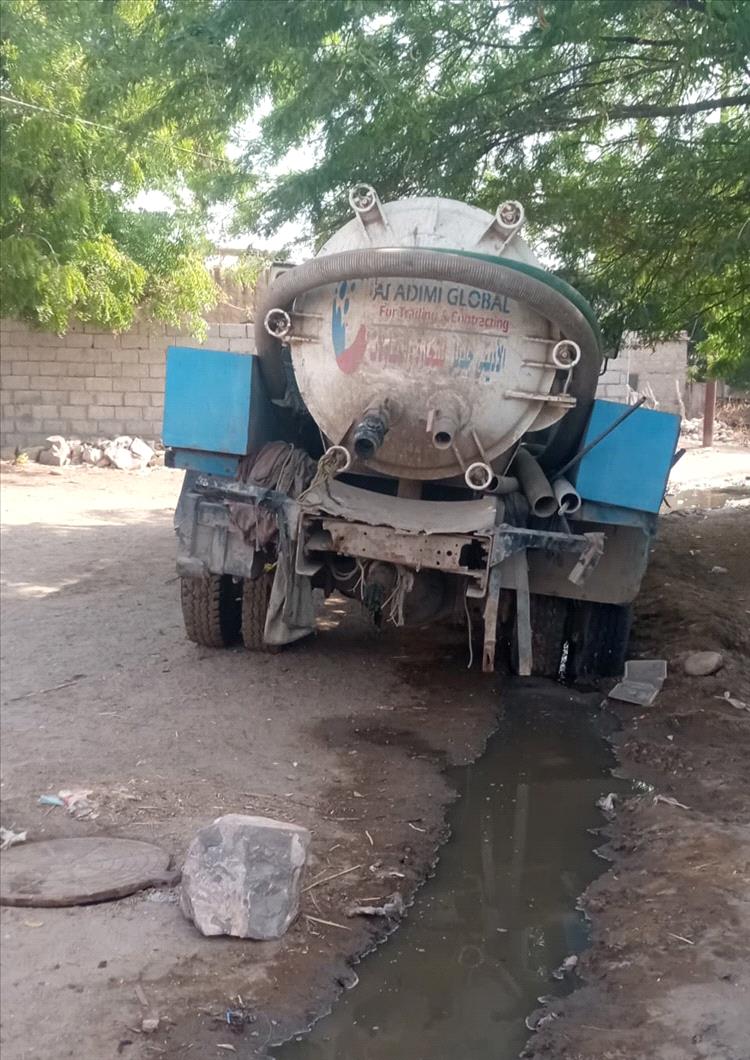 لجنة الكود المجتمعية بمديرية خنفر تبادر بإصلاح طفح المجاري وتناشد بحلول جذرية