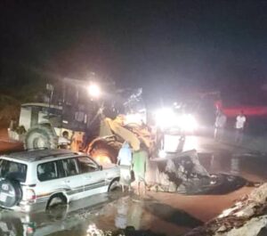 اخبار المناطق: بناءً على توجيهات المحافظ ابن الوزير.. إعادة فتح الطريق عند جسر جلعة على الساحل الدائري.