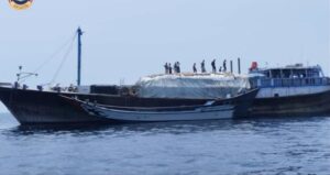 اخبار المناطق – قوات خفر السواحل تعتقل مهاجرين غير قانونيين وتستولي على شحنة سماد مهرب