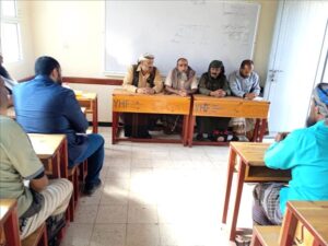 اخبار المناطق – مدير مكتب التربية في يافع سرار يجتمع بشكل موسع مع إدارة ومعلمي المدرسة