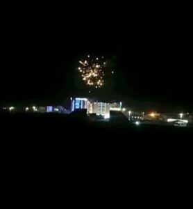 اخبار المناطق – مدينة عتق تحتفل بالألعاب النارية بمناسبة استئناف الحركة الجوية في مطار عتق
