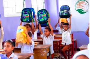 اخبار المناطق – مركز الملك سلمان يطلق توزيع الحقائب المدرسية واللوازم الدراسية في سيئون