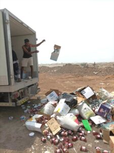 اخبار عدن – إدارة البيئة في المنصورة تدمّر 6 أطنان من المواد الغذائية والمشروبات غير الآمنة للاستهلاك.