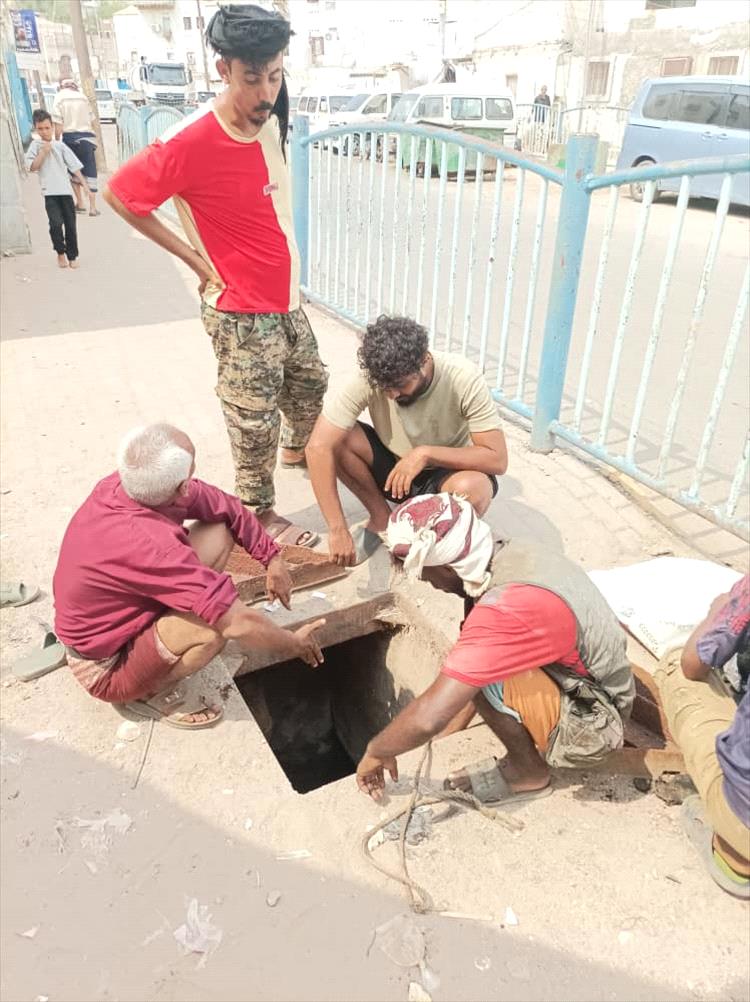 التواهي .. تحرك ميداني متواصل لفرق الصرف الصحي بإشراف مباشر من المدير العام