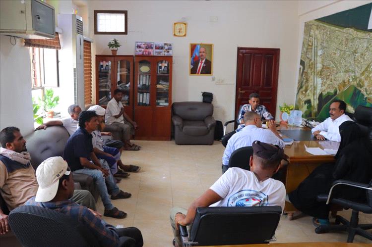 الزهري يعقد اجتماعاً مع لجنة الخدمات لمناقشة معالجات اشكاليات الصرف الصحي بخورمكسر