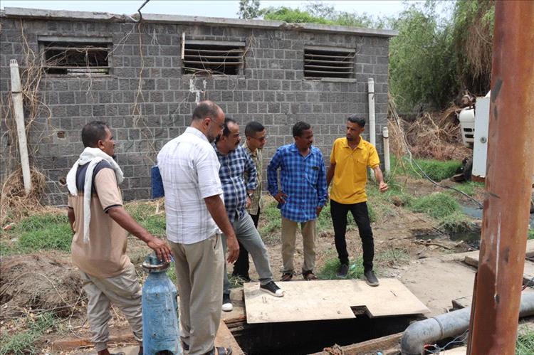 مدير عام خور مكسر يتفقد سير العمل في إدخال أنظمة الطاقة الشمسية لمضخات الصرف الصحي الممولة محلياً ومن اليونبس