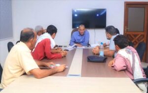 اخبار عدن – باخبيرة يبحث مع سكان منطقة صلاح الدين متطلبات خدمات المياه والصرف الصحي