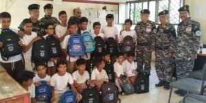 اخبار عدن – بدء توزيع الحقائب المدرسية من قبل قوات حرس المنشآت على الأسر الأكثر حاجة للعام 2025