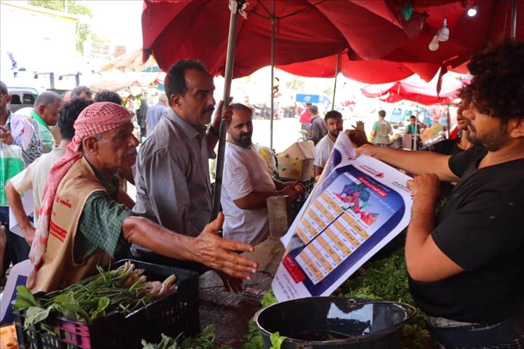 بقيادة الزهري.. السلطة المحلية في خور مكسر توزع على أسواق الأسماك والخضار بنرات رسمية لتعريف المواطنين بالأسعار